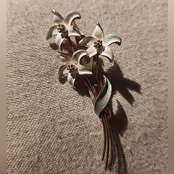 unbranded Jewelry - Vintage Gold Tone White Enamel/Lotus Flower Brooch Pin